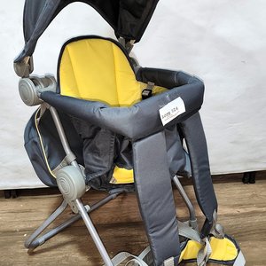 Lote siguiente: Silla Mochila Portabebé Plegable con Capota Nueva