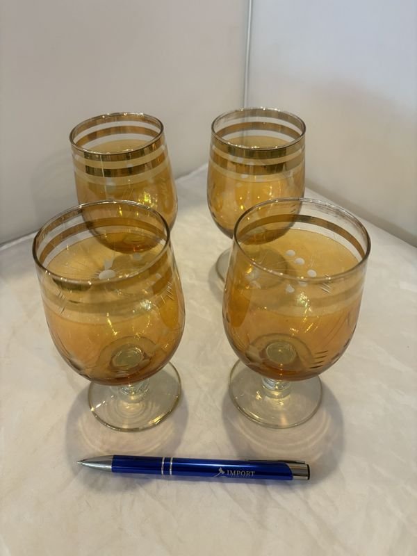 Lote anterior: Cuatro copas de cristal y accesorios