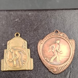 Dos Medallas Antiguas de Bochas - imagen 2