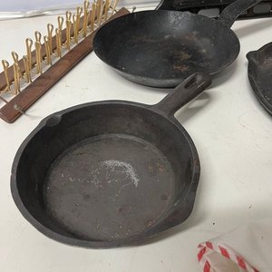 Asadera Negra, 3 Sartenes de Hierro Fundido, Palote de Amasar y Repasador Bordado - imagen 3