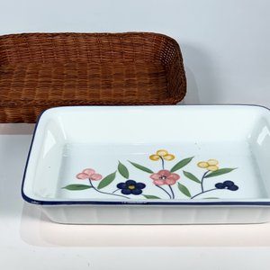 Fuente Rectangular de Losa Blanca con Flores y Soporte de Ratán - imagen 2