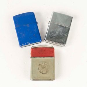 Lote siguiente: Lote de 3 Encendedores: 2 Zippo y 1 Estilo Vintage