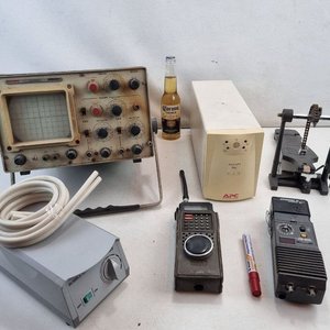 L 409 - Varias Piezas - Lote de instrumental electronico vintage y accesorios, incluye osciloscopio analogico, UPS APC y pedal de bateria de transmision a cadena - imagen 2