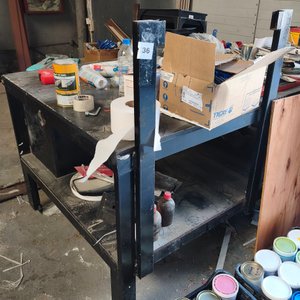 Lote anterior: Mesa de Trabajo Industrial con Estructura de Hierro y Estantes de Madera