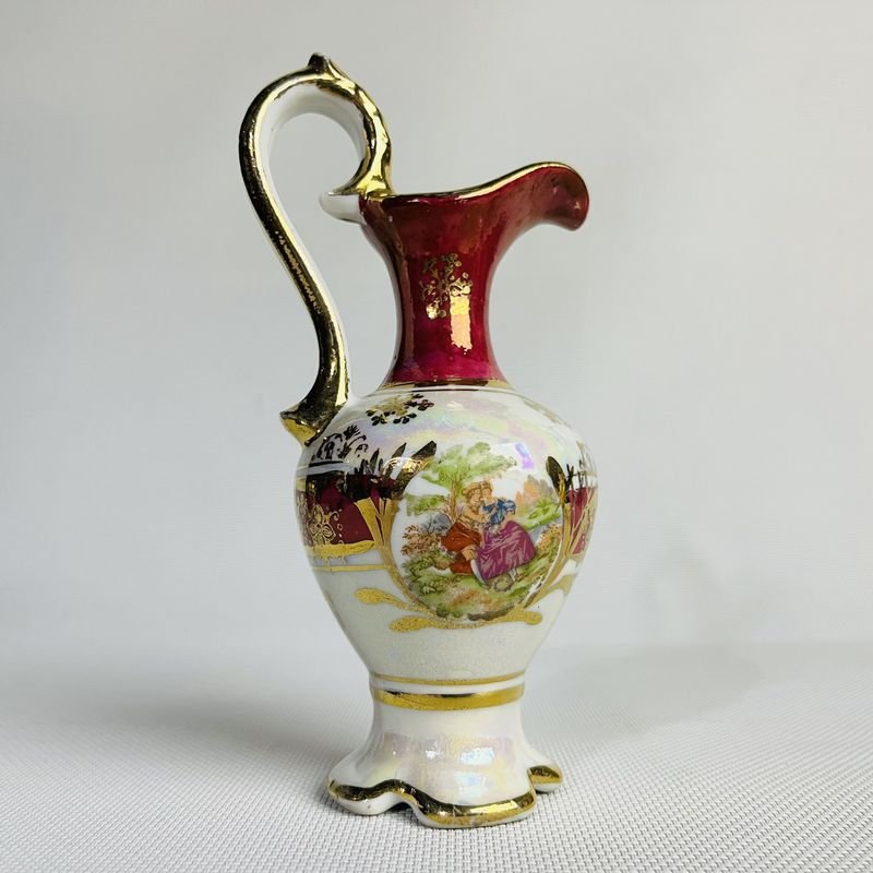Lote siguiente: Jarrita vintage en porcelana con escena galante y dorado