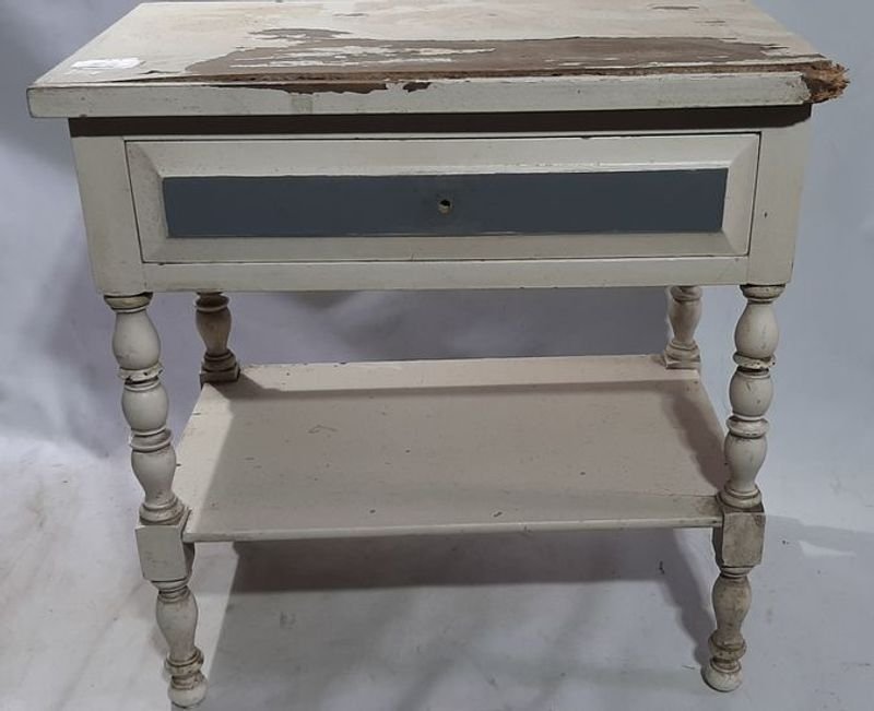 Mesa de Luz Estilo Vintage con Cajón y Estante, Pintura Blanca Desgastada
