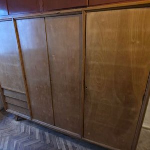 Ropero de Madera Maciza con Puertas Corredizas y Cajones - imagen 3