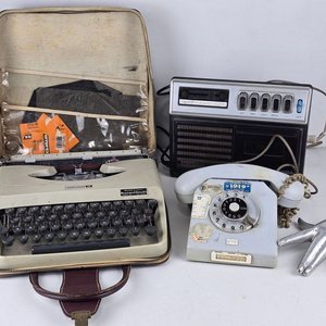 Lote siguiente: Máquina de Escribir Underwood, Teléfono Antiguo y Reproductor de Cassette Philips