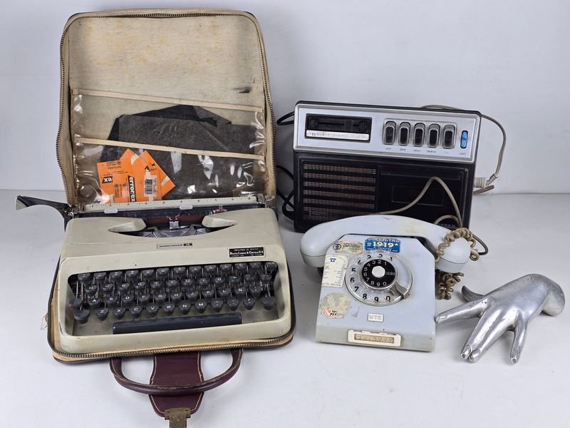 Máquina de Escribir Underwood, Teléfono Antiguo y Reproductor de Cassette Philips