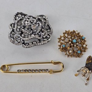 Lote de 4 prendedores antiguos: flor de strass, broche mariposa y más - imagen 2