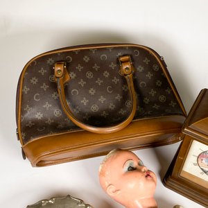 Lote de 4 piezas: Muñeca antigua, cartera, reloj y centro de mesa - imagen 4