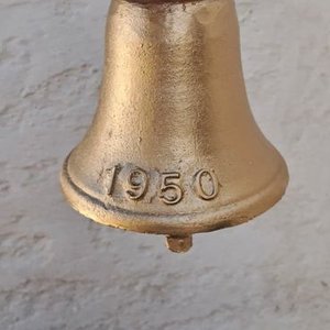 Campana Antigua Dorada con Año 1950 - imagen 1
