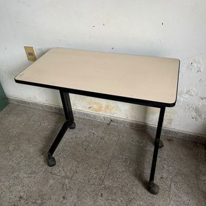 Escritorio Pequeño con Ruedas y TV LG Flatron de 21 Pulgadas - imagen 3