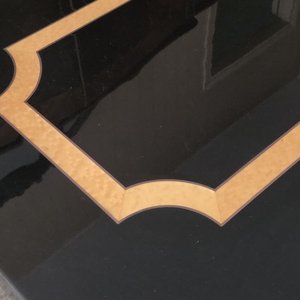 Mesa Ratona Octogonal Negra con Detalles en Madera Clara - imagen 5