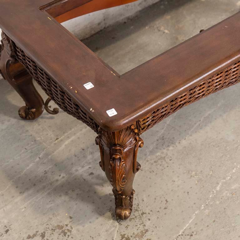 Mesa de living de madera y ratán con detalles - imagen 2