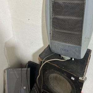Lote siguiente: Calefactor Eléctrico Niza y Parlantes Vintage
