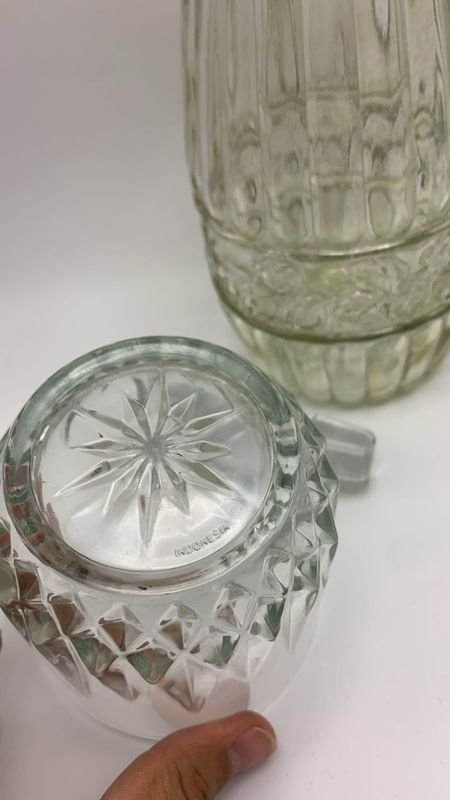 Botellón antiguo en cristal y dos vasos - imagen 3