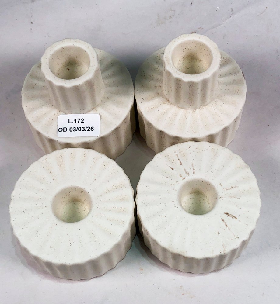 Lote anterior: Cuatro candeleros en cerámica blanca con diseños diferentes