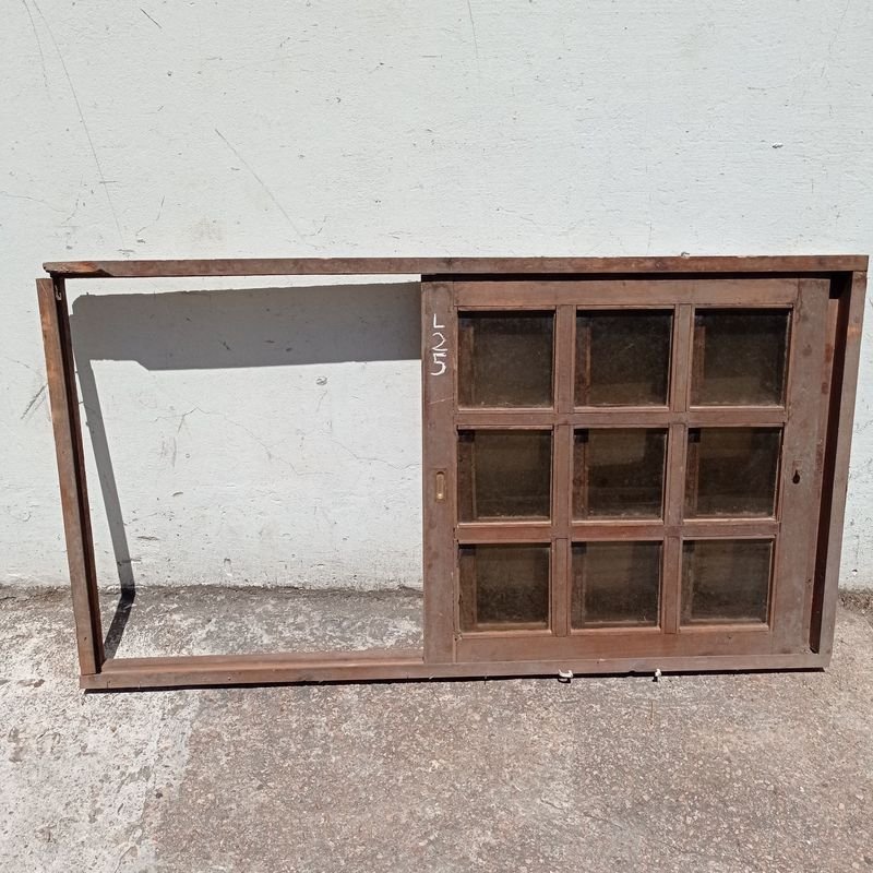 Lote siguiente: Ventana colonial de madera con dos hojas corredizas
