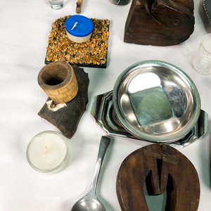Lote de centro de mesa, frasco de porcelana y candeleros vintage - imagen 4