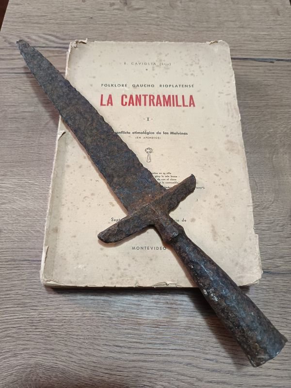 Lanza portuguesa antigua con libros y cuchillos - imagen 4