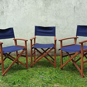 Lote siguiente: Tres Sillas Plegables de Director de Madera y Tela Azul