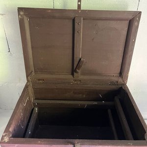 Baúl de Madera Antiguo con Herrajes Metálicos - imagen 4