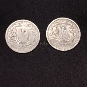 Lote siguiente: Dos Monedas de Plata República Dominicana