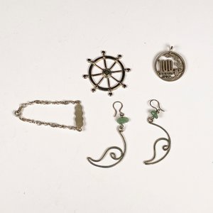 Conjunto de Cuatro Piezas de Joyería: Pulsera de Plata, Colgante de Timón, Colgante de Moneda y Aretes con Piedras Verdes - imagen 2