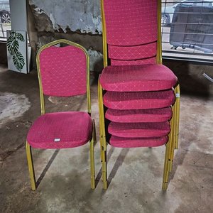 Lote siguiente: Lote de 6 Sillas Plegables Tapizadas Rojas con Estructura Dorada