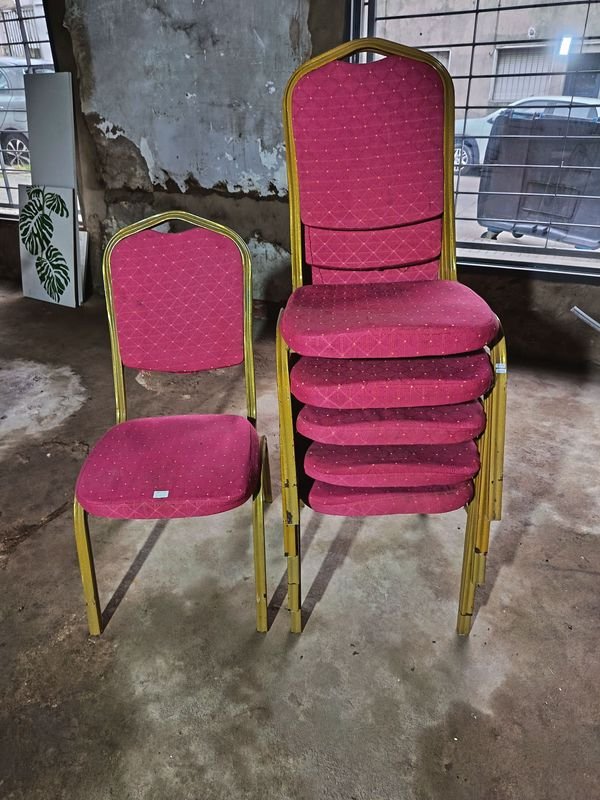Lote de 6 Sillas Plegables Tapizadas Rojas con Estructura Dorada