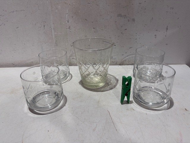 Juego de Hielera y 4 Vasos de Vidrio Tallado