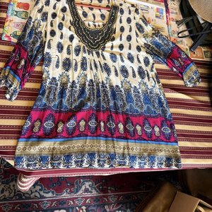 Lote de Vestido Negro con Encaje y Blusa Estampada Crema - imagen 4
