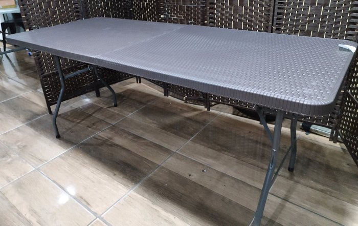 Mesa Plegable para Exterior con Estructura Metálica y Diseño de Rattán - imagen 3