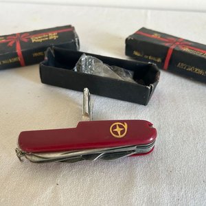 Navaja Multiuso Tipo Suiza Roja con Estuche - imagen 3