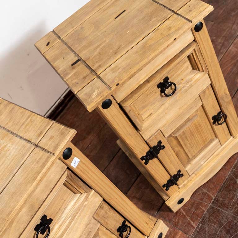 Mesitas de luz en madera rustica con herrajes de metal - imagen 2