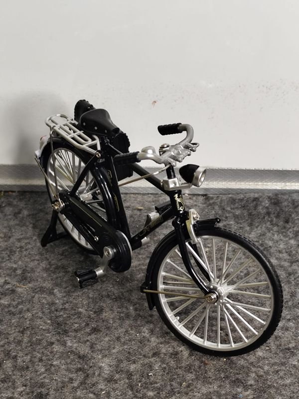 Bicicleta Miniatura Estilo Vintage Negra con Alforja - imagen 1