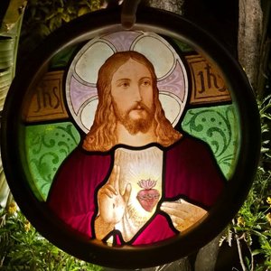 Vitral Circular Sagrado Corazón de Jesús con Marco de Madera Noble - imagen 1
