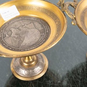 Par de Centros de Bronce con Aguafuerte y Asas Decorativas - imagen 2