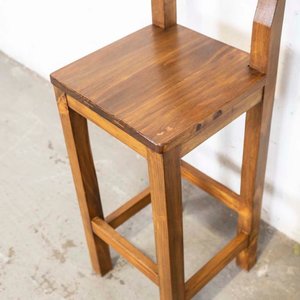Silla Alta de Madera Rústica con Detalles - imagen 2