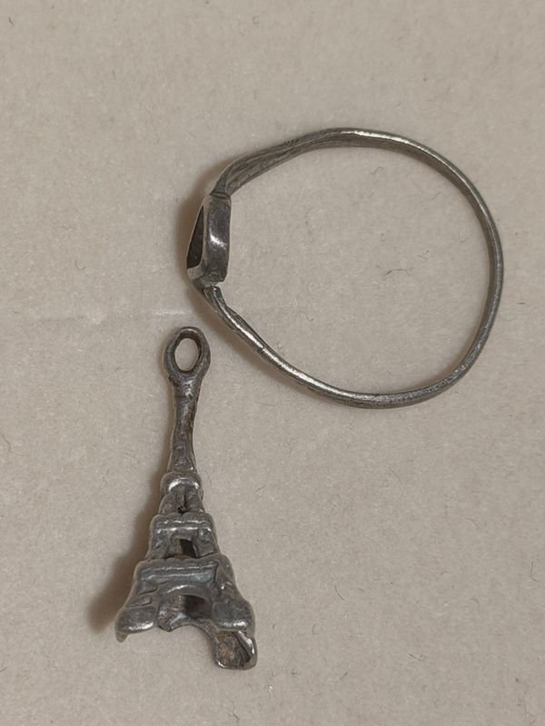Dije de plata en forma de torre y anillo de plata antiguo