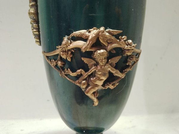 Antigua Jarra en Porcelana Francesa con decoraciones Religiosa en Bronce de Querubin - imagen 2