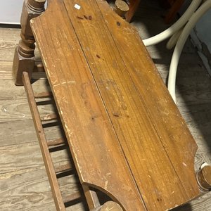 Lote siguiente: Mesa Auxiliar Rústica de Madera