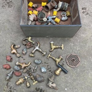 Lote siguiente: Lote de Canillas y Accesorios de Bronce y Plástico