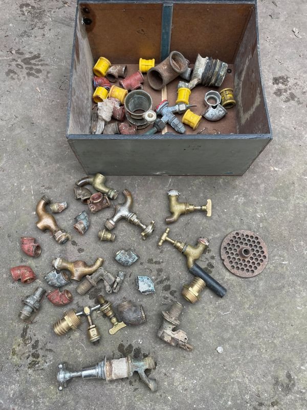 Lote de Canillas y Accesorios de Bronce y Plástico