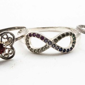 Tres Anillos de Plata con Piedras de Colores y Diseño Infinito - imagen 2