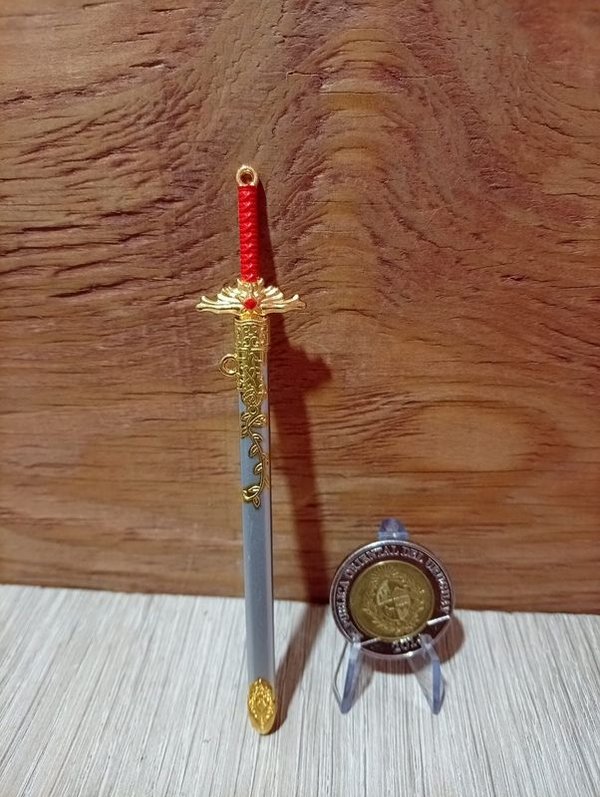 Espada Abrecartas Miniatura Metal Dorada y Plateada con Detalles Rojos - imagen 1