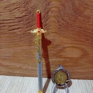 Lote siguiente: Espada Abrecartas Miniatura Metal Dorada y Plateada con Detalles Rojos
