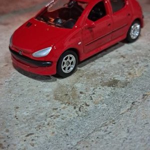 Réplica Metálica Peugeot 206 Roja con Caja Original - imagen 2