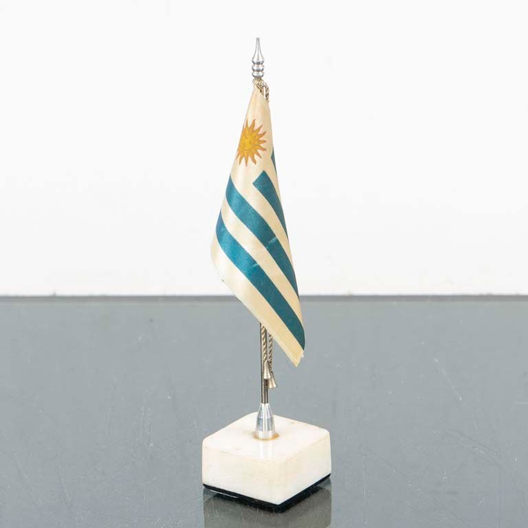 Lote siguiente: Bandera de Uruguay con mástil de metal y base de granito